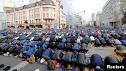 نماز عید قربان در نزدیکی مسجد جامع مسکو