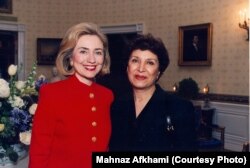 در کنار هیلاری کلینتون، بانوی اول وقت آمریکا در ۱۹۹۵