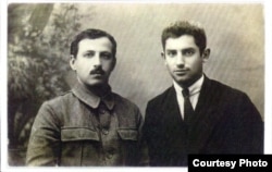 Жаксон (ўнгда) Тошкент шаҳар ҳарбий коменданти П.Якименко билан, 1922 й.