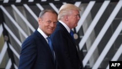 Президент Ради ЄС Дональд Туск (л) запевнив, що має однакові з президентом США Дональдом Трампом «позиції щодо України»