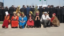 Diňle: Býujet işgärleri Bedew baýramçylygy mynasybetli geçirilen çärelere tomaşaçy hökmünde çekildi
