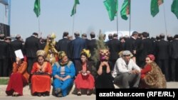 Türkmenistan. Illýustrasiýa suraty. Döwlet guramaçylygynda geçirilýän çärelere mejbury çekilýän raýatlar. 