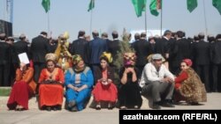 Köpçülik çäresine çekilen býujet işgärleri. Illýustrasiýa. Arhiwden alyndy. 