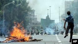 درگیری پلیس و معترضان در ناآرامی‌های تیرماه ۷۸