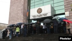 Armenia -- Supporters of Prime Minister Nikol Pashinian block the entrance to a district court in Yerevan, May 20, 2019.