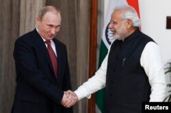 Президент Росії Володимир Путін (ліворуч) та прем'єр міністр Індії Нарендра Моді. Нью-Делі. 11 грудня 2014 року