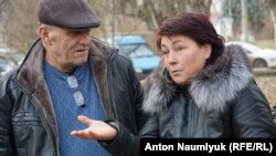 Mustafa Degermenciniñ babası Bekir ve anası Aliye «Fevral 26 işi» boyunca nevbetteki mahkeme oturışuvından evel. Aqmescit, 2016 senesi noyabr 29 künü