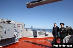 Президент України Петро Порошенко (ліворуч) та міністр оборони України Степан Полторак.Одеса, 10 квітня 2015 року