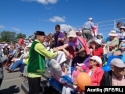 Сабалар халыкны чәкчәк белән сыйлый