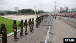 Эстеликтерди тосуп турган аскерлер. Минск. 23-август, 2020-жыл.