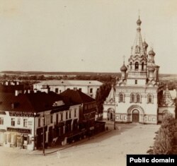 Менскі праваслаўны катэдральны сабор Пятра і Паўла (былая ўніяцкай царква Сьвятога Духа) у 1912 годзе. Тут адбываліся саборы БПЦ 1922 і 1927 гадоў. Здымак з фондаў Бібліятэкі Кангрэсу ЗША.