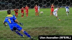 Кыргызстандын жарым коргоочусу Антон Землянухин Тажикстандын дарбазасына 11 метрлик айып тобун тебүүдө. 8-октябрь, 2015-ж. Бишкек.