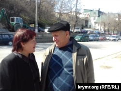 “Veciye Kaşka davası”nıñ iştirakçisi Bekir Degermenci qadını Aliye Degermencinen Aqmescit Kiyev rayon mahkemesi yanında