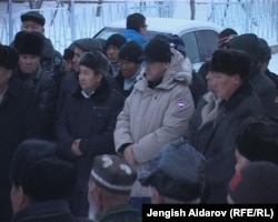 Ички иштер министринин орун басары Курсан Асанов андарактыктар менен жолугушууда. 30-декабрь, 2011.