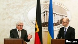 Прем’єр-міністр України Арсеній Яценюк і міністр закордонних справ Німеччини Франк-Вальтер Штайнмаєр під час зустрічі у Києві, 18 листопада 2014 року
