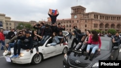 Armenia - Young supporters of opposition leader Nikol Pashinian converge on Republic Square in Yerevan, 20 April 2018.