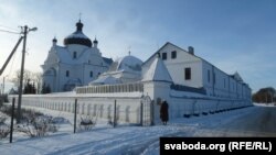 Тыльны бок храма. Тут таксама абразы, ля іх моляцца ідучы ў храм.