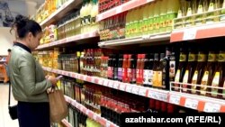 Türkmenistanyň söwda marketleriniň birinde haryt saýlaýan alyjy (Illýustrasiýa suraty)