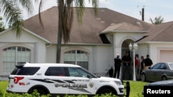 Полиция Омардын үйүндө тинтүү жүргүзүп жаткан учур