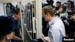 Алексей Навальный прощается с братом, который был взят под стражу в зале суда
