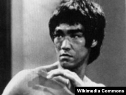 بروس لی برای سال‌ها از تصاویر عمده‌ای بود که از هنگ‌کنگ در خاطره‌ها وجود داشت، در کنار مراکز مالی، بازار بورس و فروشگاه‌های رنگارنگ و گران؛ اما این روزها با تصویری دیگر از این شهر نیز روبه‌رو شده‌ایم