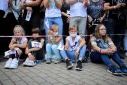 Дзеці на мітынгу ў Горадні 1 жніўня 2020 году