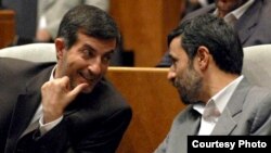 اسفندیار رحیم‌مشایی در کنار محمود احمدی‌نژاد. علی جنتی به‌طور غیرمستقیم او را به «باستان‌پرستی» متهم کرد