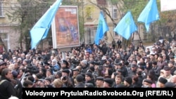 Мітинг зібрав близько півтисячі осіб – прихильників і супротивників Меджлісу