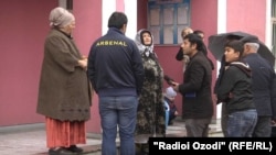 Родственники осужденных у здания суда города Душанбе