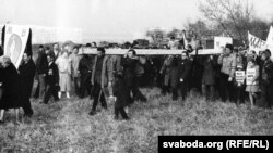 Канец кастрычніка 1989: Усталяваньне крыжа на месцы масавых расстрэлаў – былога «жывёльнага могільніка». (З архіву Міхася Булавацкага)