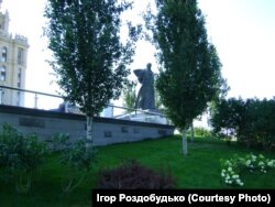 Але територію біля пам’ятника облаштовано чудово