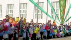 Diňle: Täze okuw ýyly mekdeplerde güýçlendirilen howpsuzlyk, okuwçylardan pul ýygnamak çäreleri bilen başlandy