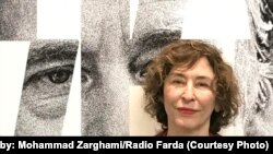 کنار پوستری از واتسلاو هاول؛ عکس از محمد ضرغامی، رادیو فردا