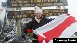 Мянчанка Вольга Альфер дэ Фэрнандэс узышла ў 2016 годзе на Кіліманджара зь бел-чырвона-белым сьцягам