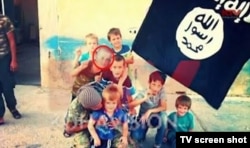 Группа детей в лагере исламистов. Сын Пранверы Абази, Эрион, отмечен красным кружком. Кадр из телерепортажа телевидения Косово.