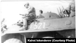 Ош окуясындагы коменданттык саат учурунда биздин айылга кирген танкттар. 1990-жыл июнь