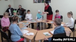 Айгөл Корбанова балалар белән җыр дәресе алып бара