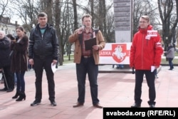 Арганізатары акцыі (зьлева направа) Уладзімер Вуек (АГП), Зьміцер Шыманскі (ПБНФ), Ігар Маслоўскі (БСДПГ)