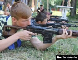 Заняття зі зброєю проводять інструктори з так званого «міністерства держбезпеки» угруповання «ЛНР»