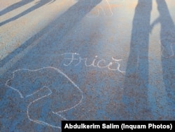 Imagine contra violenței de orice fel, desenată pe asfaltul din Piața Victoriei, în fața clădirii Guvernului României, 10 august 2018.