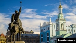 Пам'ятник Петру Конашевичу-Сагайдачному в Києві. Він стоїть поруч з Києво-Могилянською академією, якою опікувався Сагайдачний