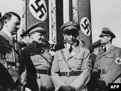 Диктатор и его соратники: Адольф Гитлер, Герман Геринг, Йозеф Геббельс, Рудольф Гесс (слева направо) на одном из митингов нацистской партии, 1930-е годы