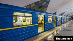 В Офісі генпрокурора зазначають, що вживаються заходи для встановлення місця перебування підозрюваного.