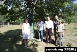 Павал Севярынец з паплечнікамі на магіле Баляслава Пачопкі