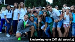 Александр Усик посетил детский оздоровительный лагерь «Артек–Буковель» в Карпатах. 31 июля, 2016 года