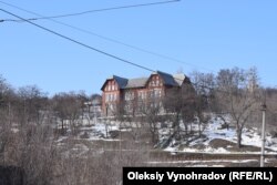 Лисичанская гимназия. Изначально это была казарма для неженатых работников завода