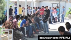 Döwlet migrasiýa gullugynyň agzyndaky nobat. Türkmenabat (Arhiw suraty)