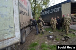 Геннадій Москаль приймає участь у затриманні фур з продовольством, які готувалися переїхати на територію контрольовану угрупованням «ЛНР», селище Родина (Луганщина), 12 травня 2015 року (фото з facebook Геннадія Москаля)