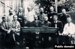 Навуковая камісія Інстытуту беларускай культуры, 1922. Сядзяць зьлева направа: Я. Купала, А. Круталевіч, Я. Лёсік, С. Некрашэвіч, У. Чаржынскі, В. Шэмпель, М. Байкоў. Стаяць зьлева направа: 1, 2 - ?, 3 - Ч. Родзевіч, 4 - Я. Колас, 5 - К.М. Гадыцкі-Цьвірка, 6 - Я. Дыла.