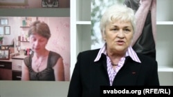 Тамара Чыкунова, архіўнае фота. На фоне беларуска Любоў Кавалёва, маці расстралянага Ўладзіслава Кавалёва